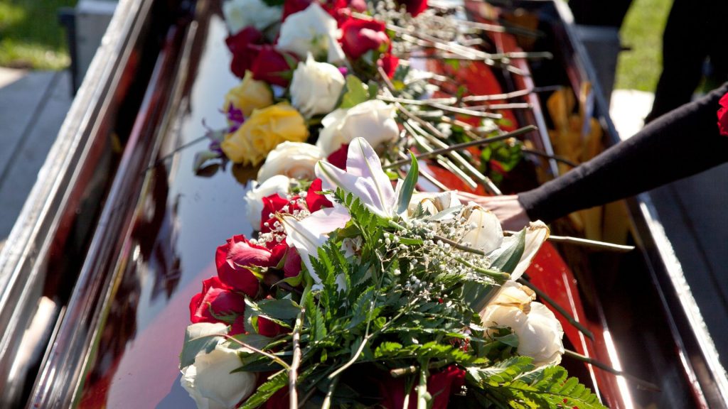 Jak należy prawidłowo ubrać zmarłego